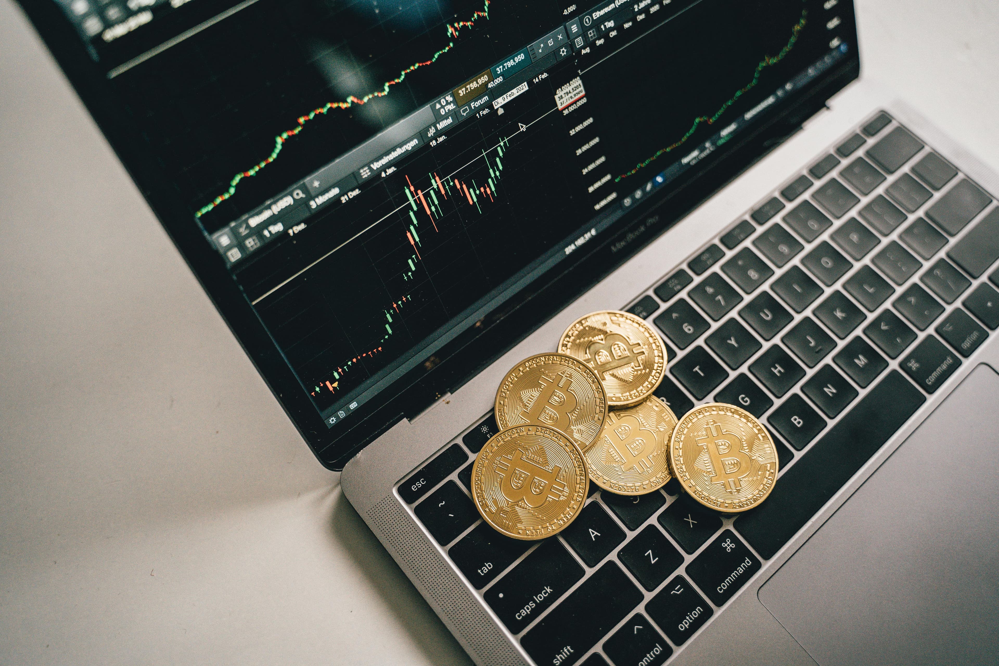 Comparison of Gold, Stocks, and Crypto Investments: Which is the Best?