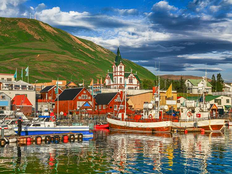 الكشف عن جمال أكوريري: أكبر مدينة في شمال أيسلندا