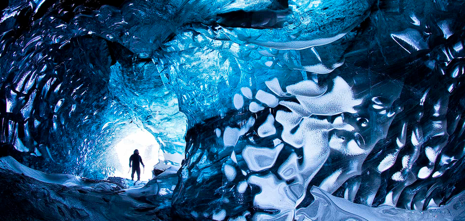 اكتشف عجائب كهف Skaftafell Ice Cave في أيسلندا