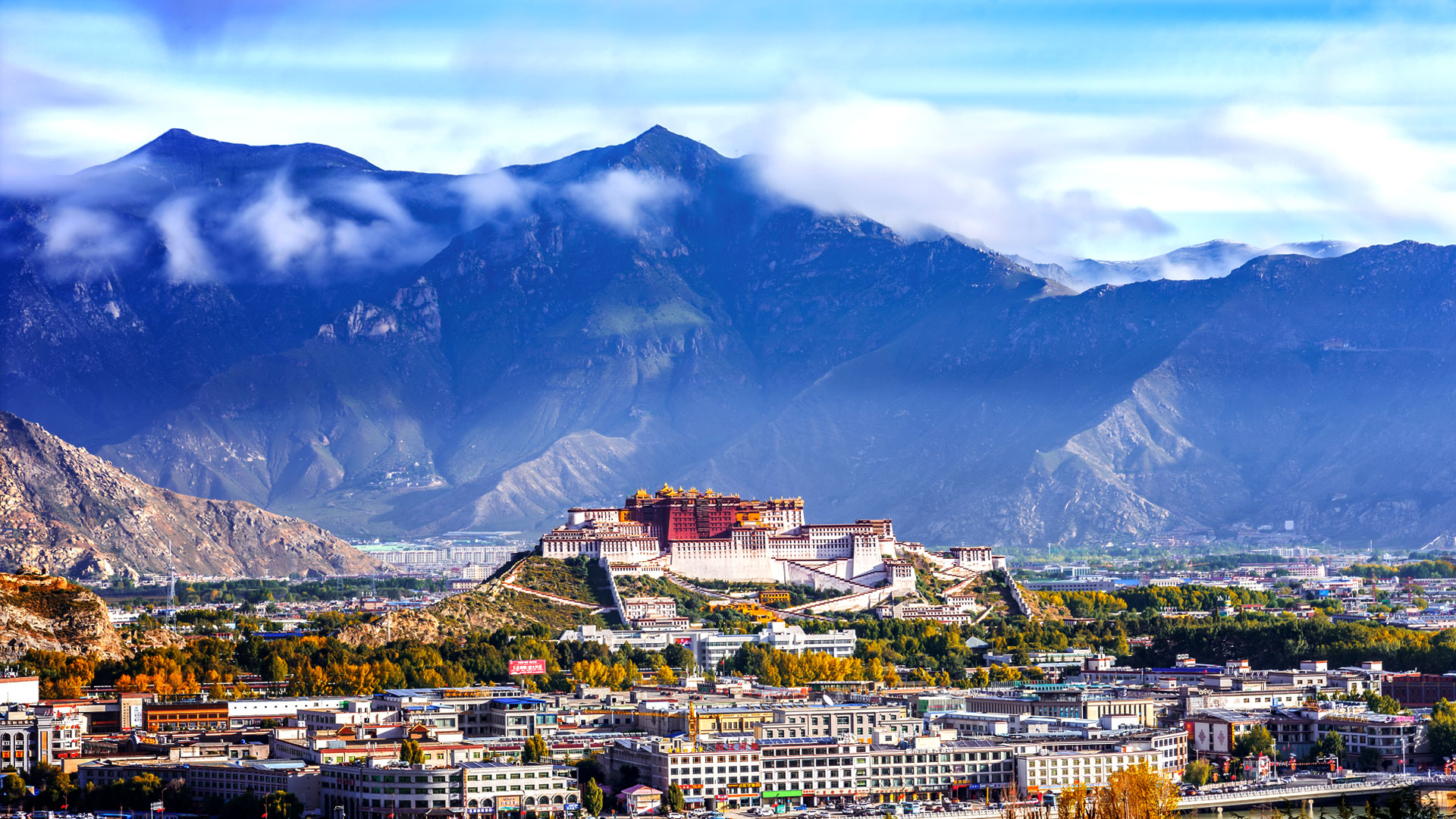 Keajaiban Arsitektur di Atas Awan: Keindahan Potala Palace, Lhasa, Tibet