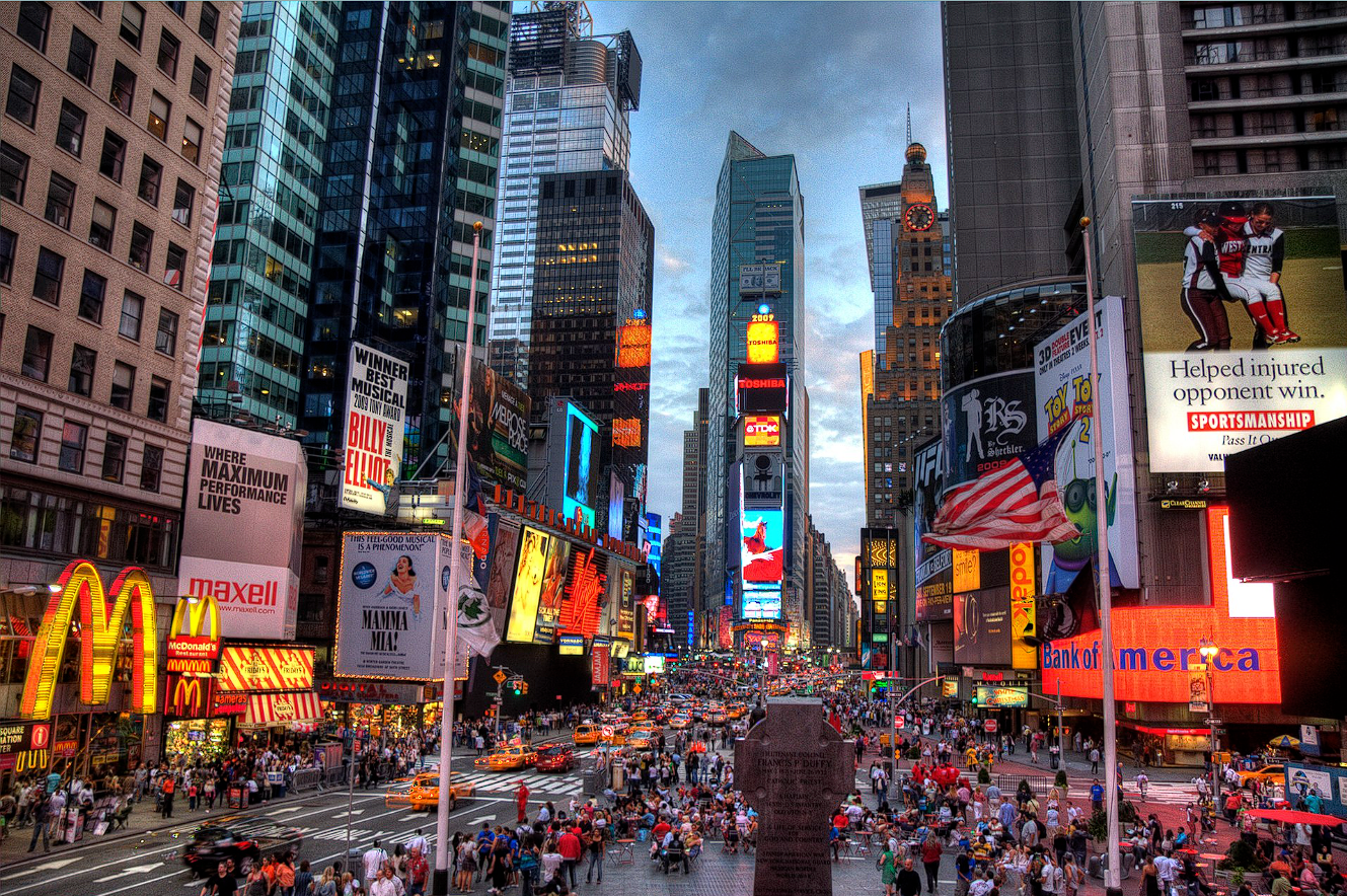 إحساس تايمز سكوير: مشاهدة الحياة الليلية في وسط مدينة نيويورك